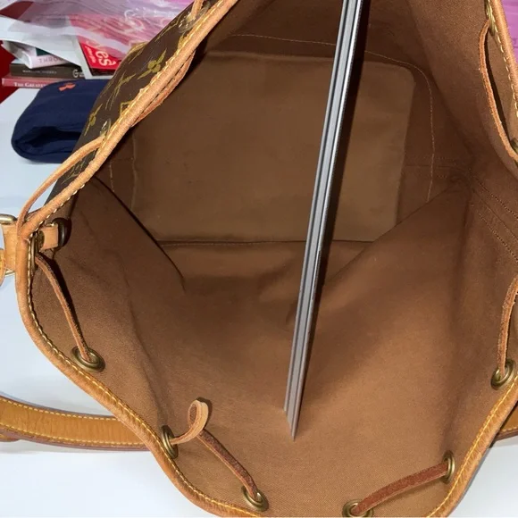 Louis Vuitton
Noe Handbag Monogram Canvas Large - Picture 4 of 16